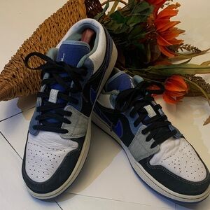 Nike Men's Blue and White Sneakers